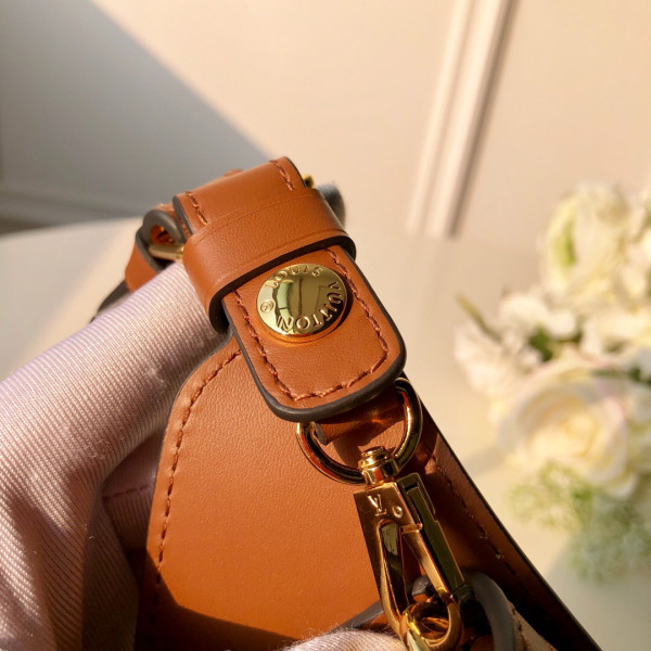 l**is V*t*n belt bag（2019 spring show）