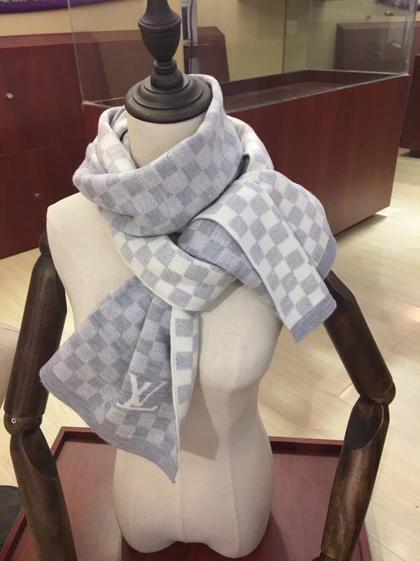 l**is V*t*n scarf