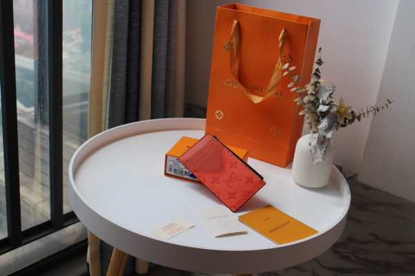 l**is V*t*n coin card holder