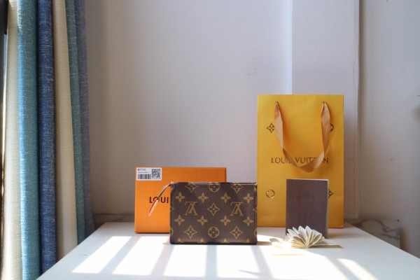 l**is V*t*n toiletry pouch 15