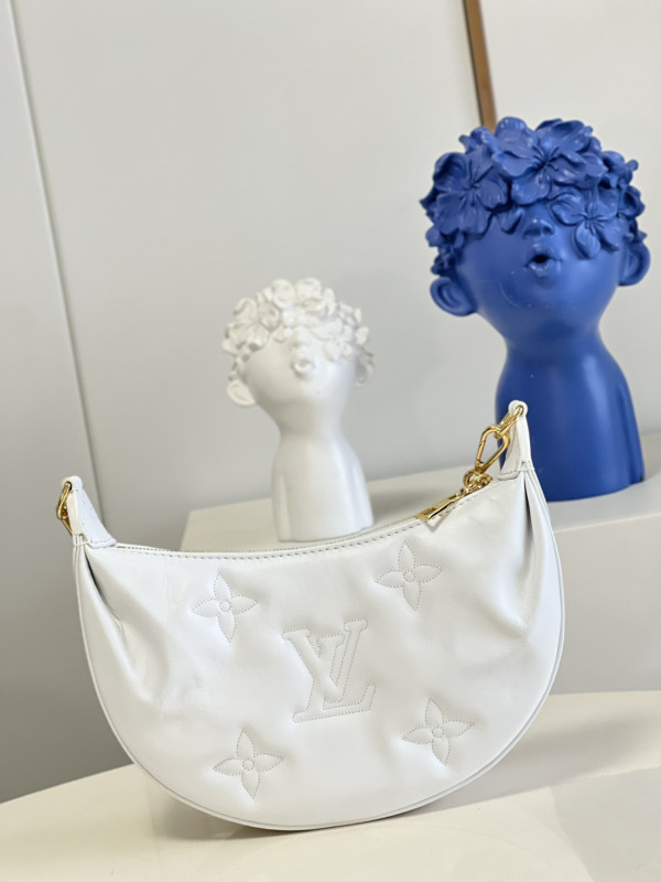 l**is V*t*n over the moon