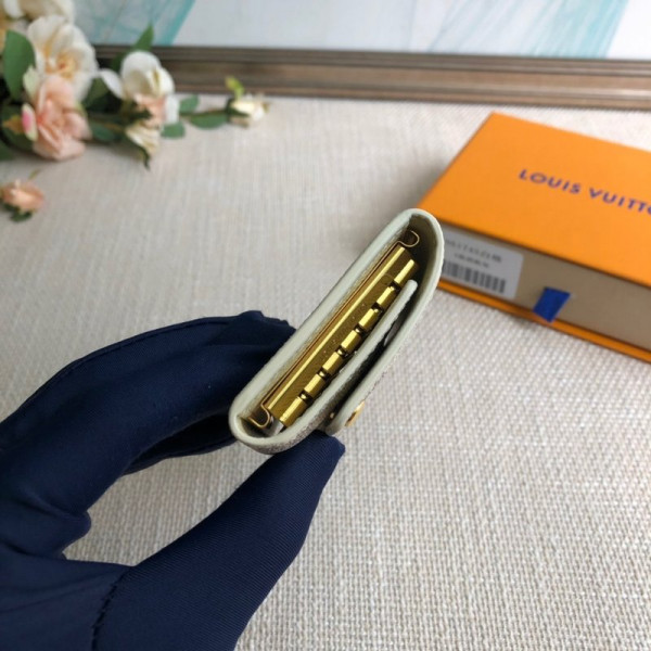 l**is V*t*n 6 key holder