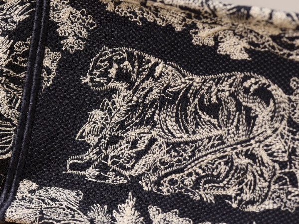 small D*or book tote