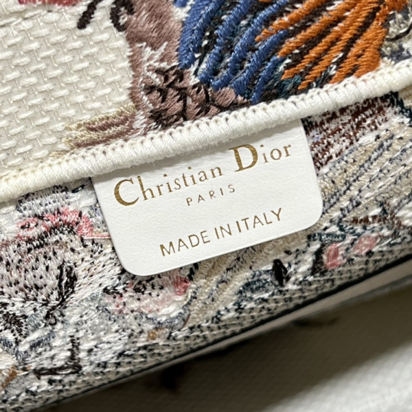 small D*or book tote