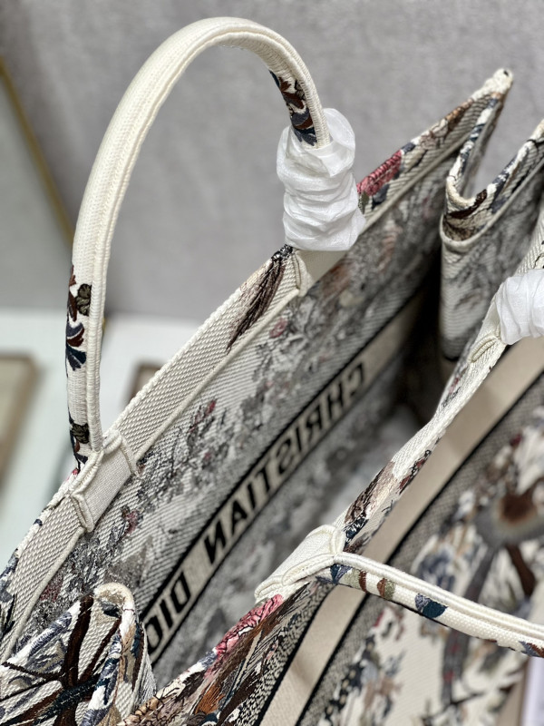 large D*or book tote