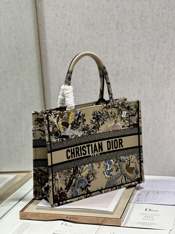 medium D*or book tote