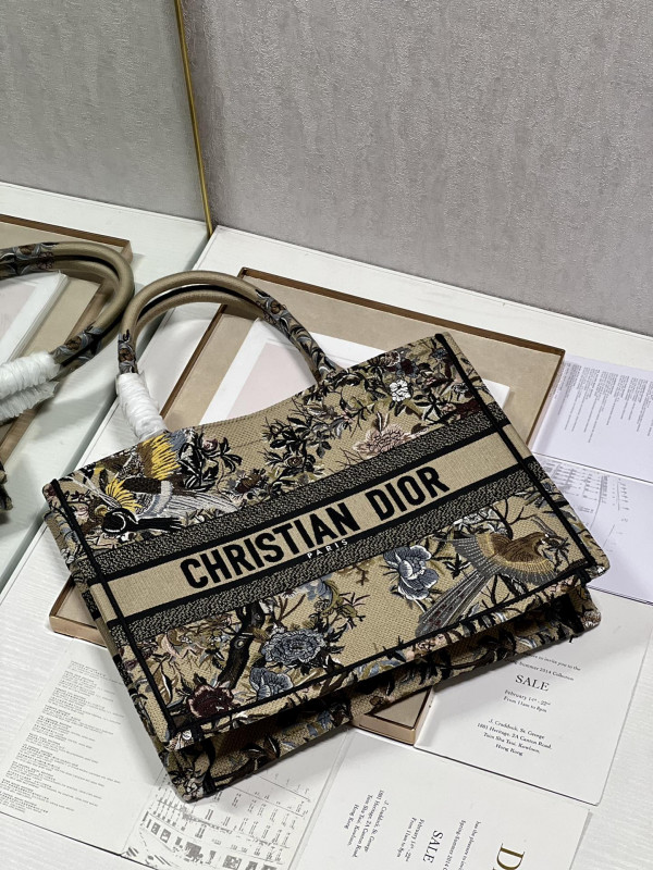 medium D*or book tote