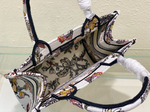 small D*or book tote