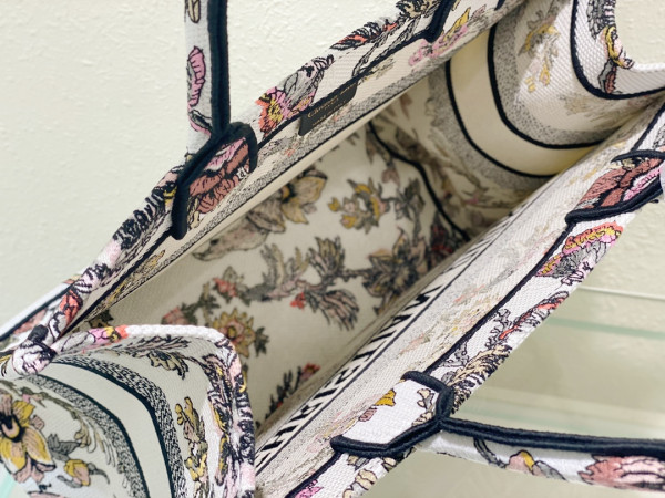 medium D*or book tote