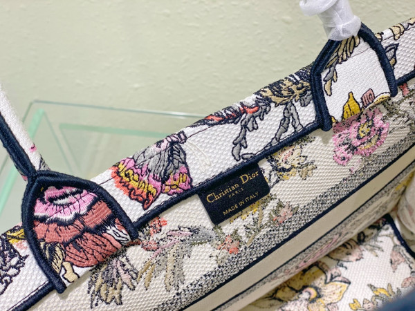 medium D*or book tote