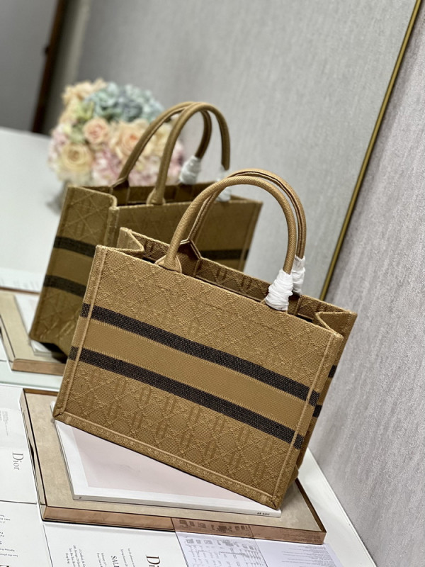 medium D*or book tote