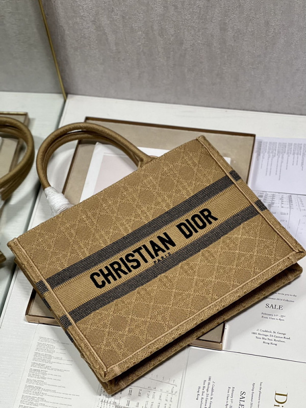 medium D*or book tote