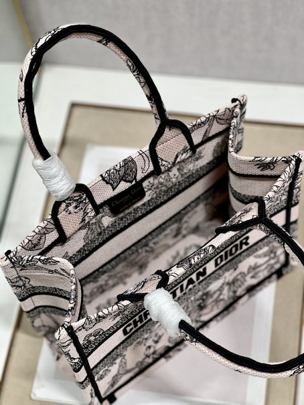 small D*or book tote