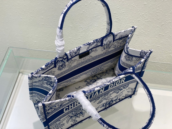 medium D*or book tote