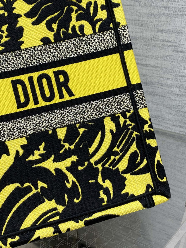 medium D*or book tote