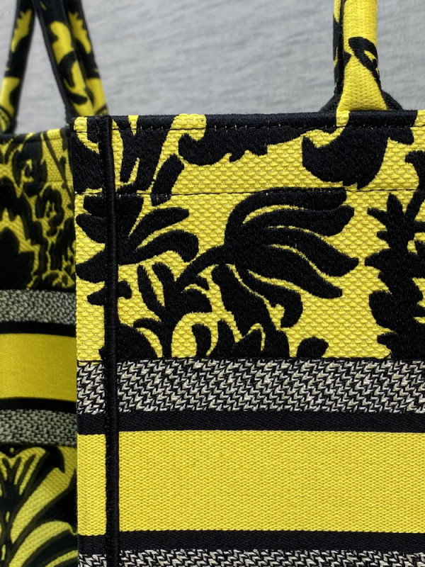 medium D*or book tote