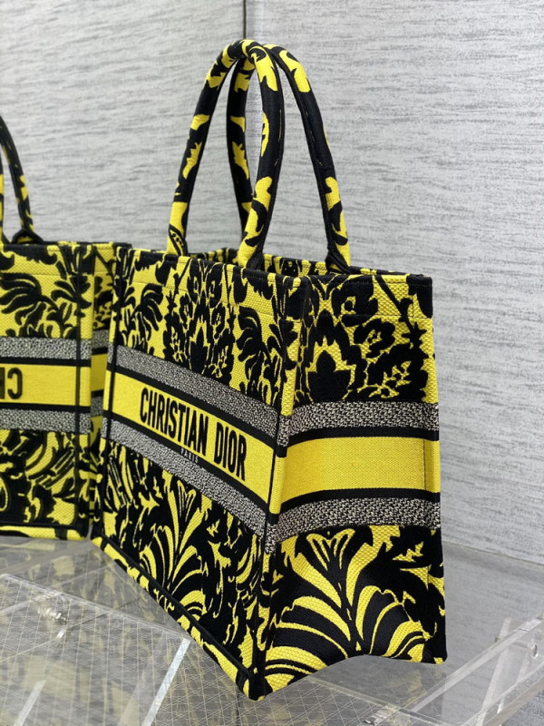 medium D*or book tote