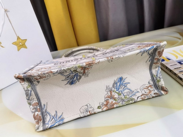 medium D*or book tote