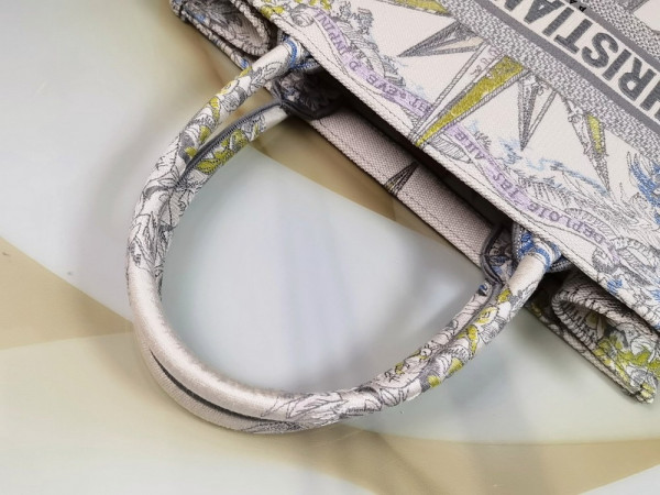 medium D*or book tote