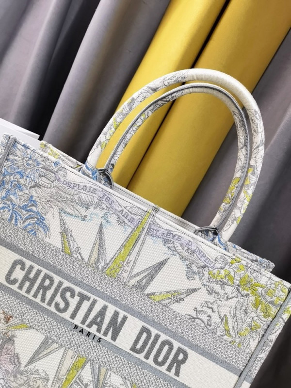 medium D*or book tote