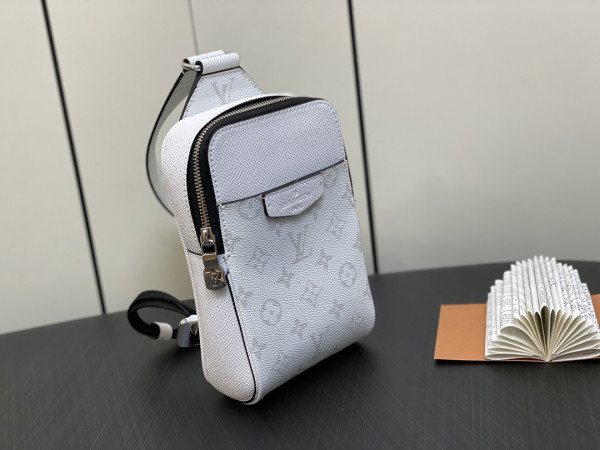 l**is V*t*n outdoor slingbag