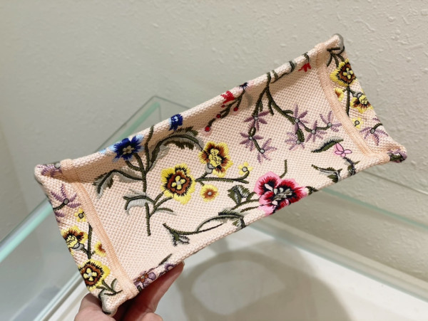 small D*or book tote