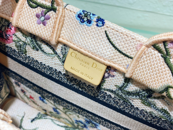 small D*or book tote