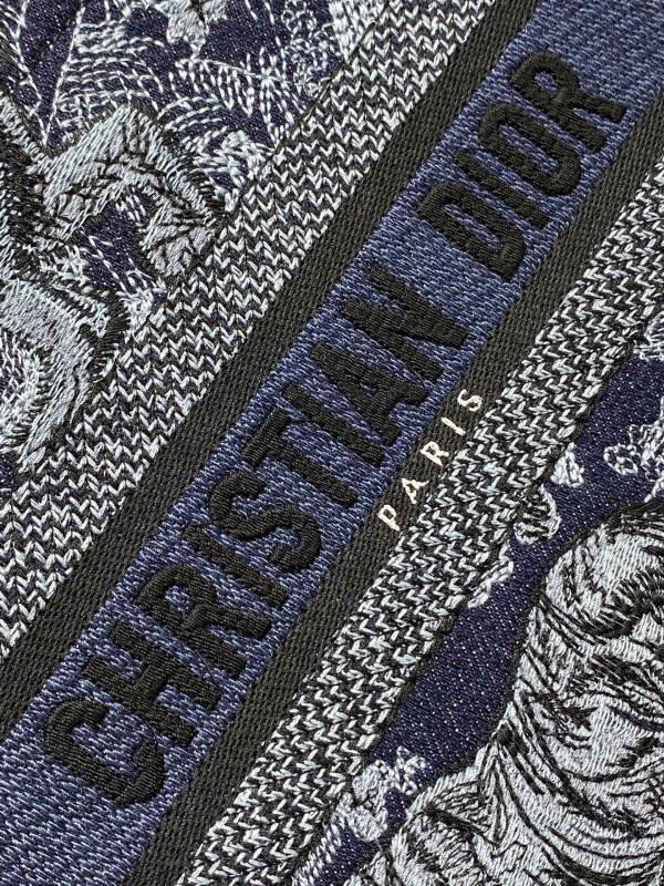 small D*or book tote