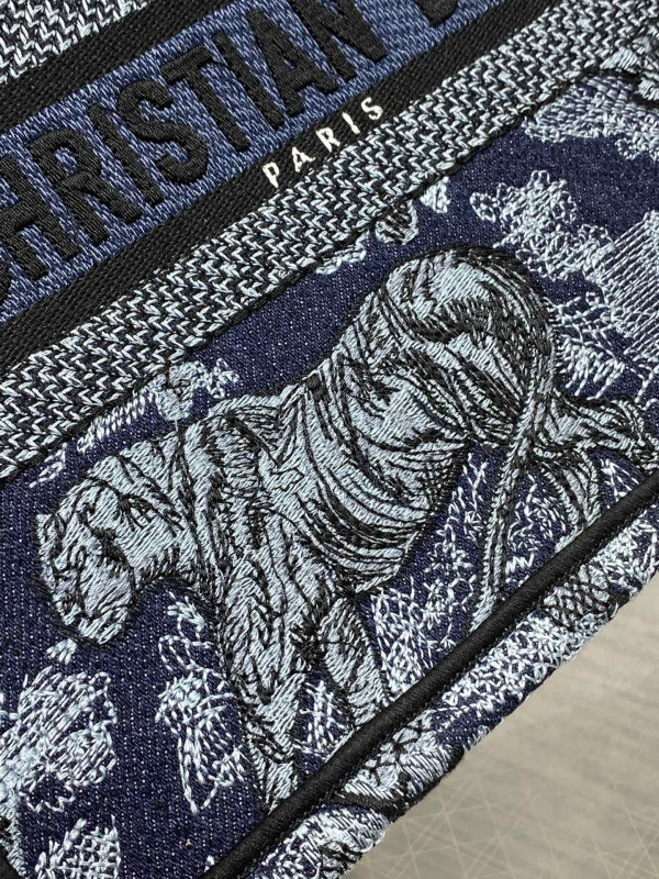 small D*or book tote