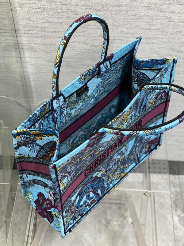 large D*or book tote