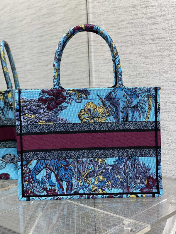 medium D*or book tote