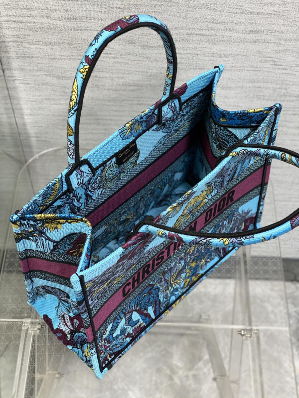 medium D*or book tote