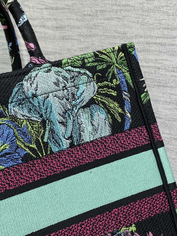 medium D*or book tote