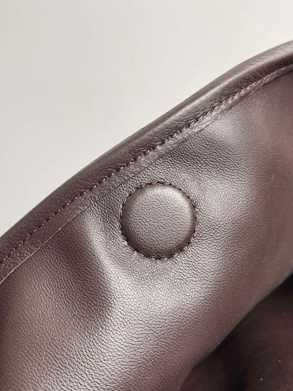 Bo*te*ga ve*ne*ta large hop