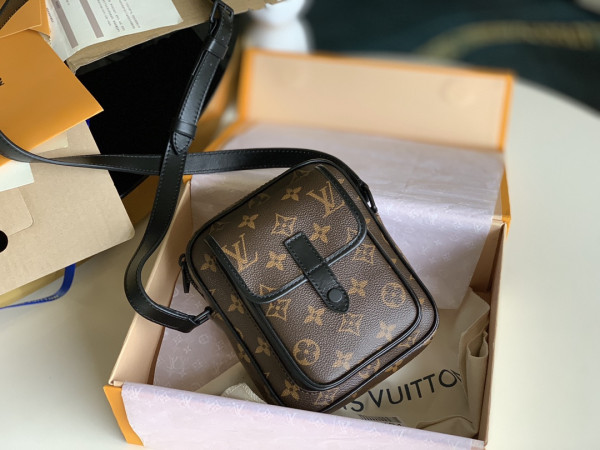 l**is V*t*n christopher wearable wallet