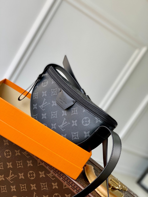 l**is V*t*n moon crossbody