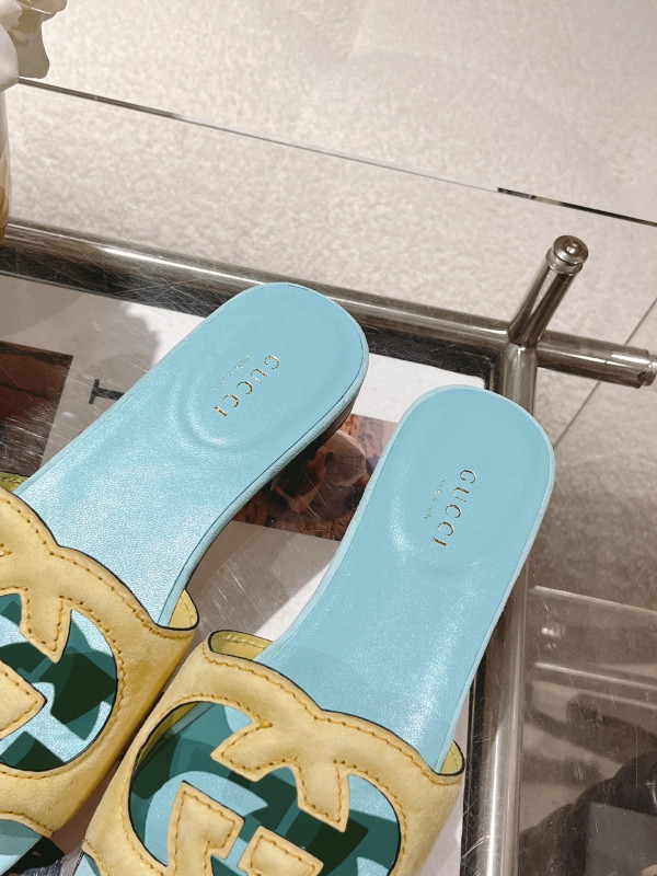 G*u*i slide sandals