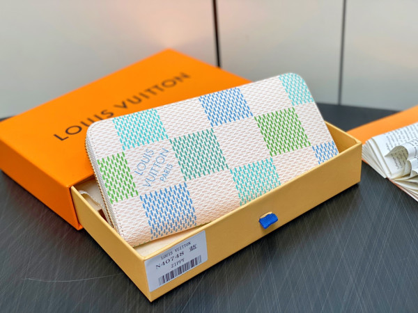 l**is V*t*n zippy wallet-19.5*10.5*2.5 cm