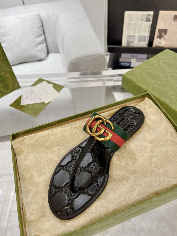 G*u*i slide sandals