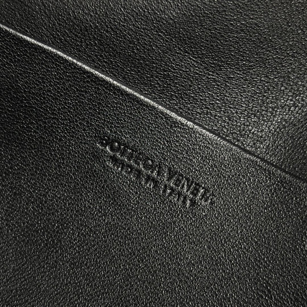 Bo*te*ga ve*ne*ta vanity case crossbody bag