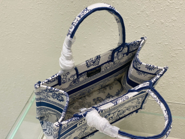 small D*or book tote