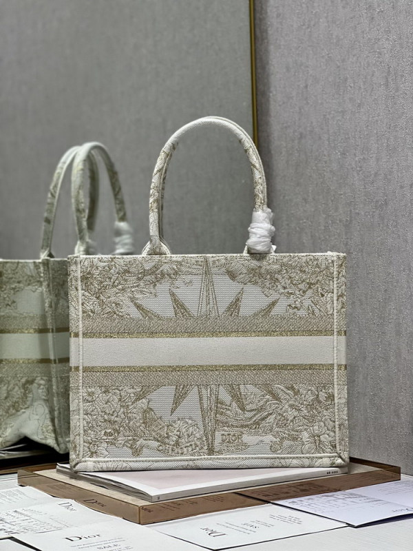 medium D*or book tote